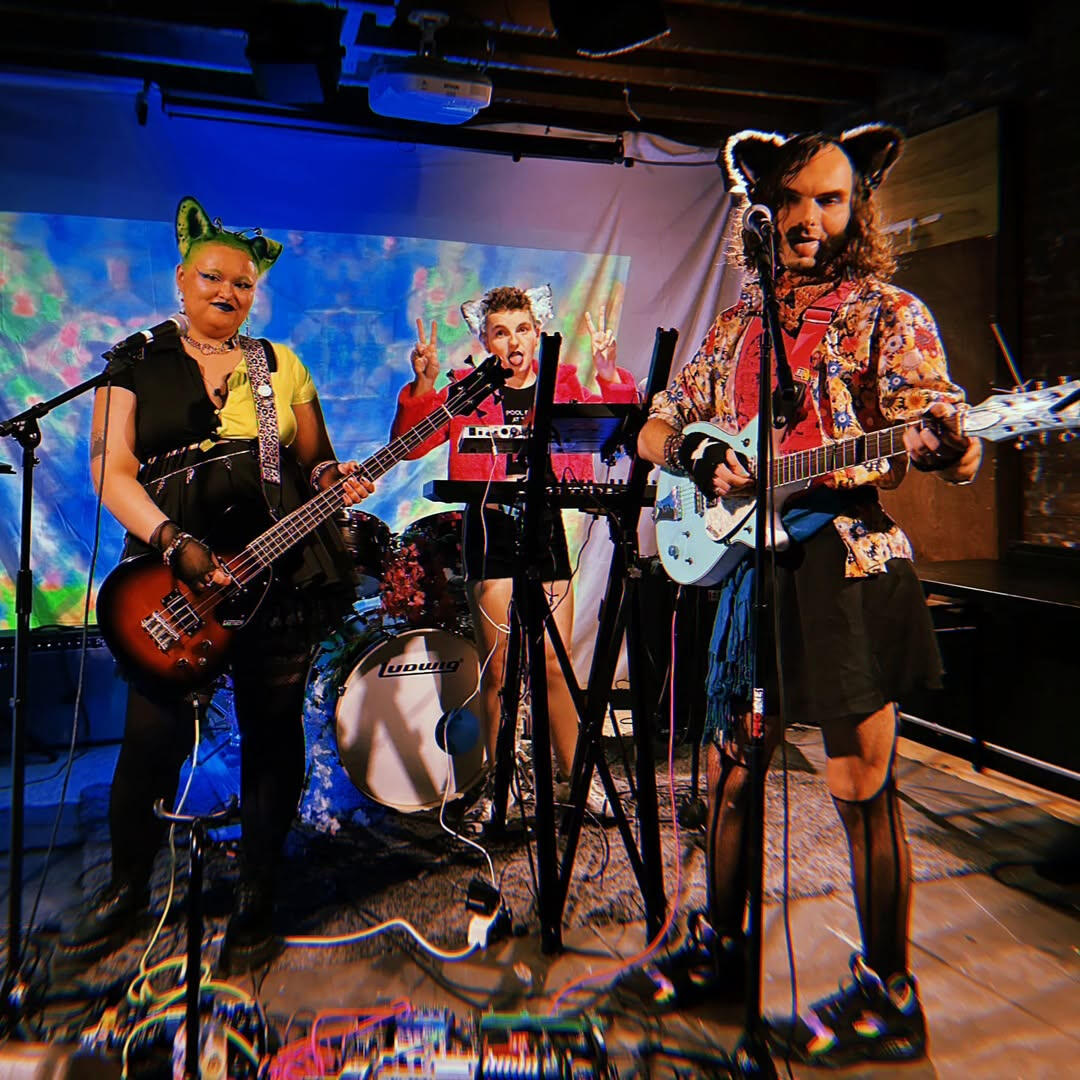 the logo for MISSU KISSU